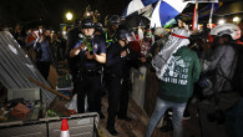 Violențe în campusuri din SUA. Studenții pro-palestinieni au ridicat baricade, poliția a intervenit în forță. FOTO: Profimedia Images | Poza 2 din 14