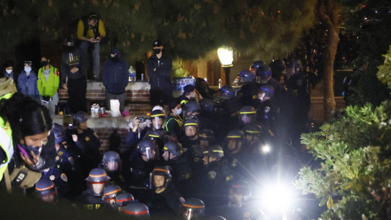 Violențe în campusuri din SUA. Studenții pro-palestinieni au ridicat baricade, poliția a intervenit în forță. FOTO: Profimedia Images