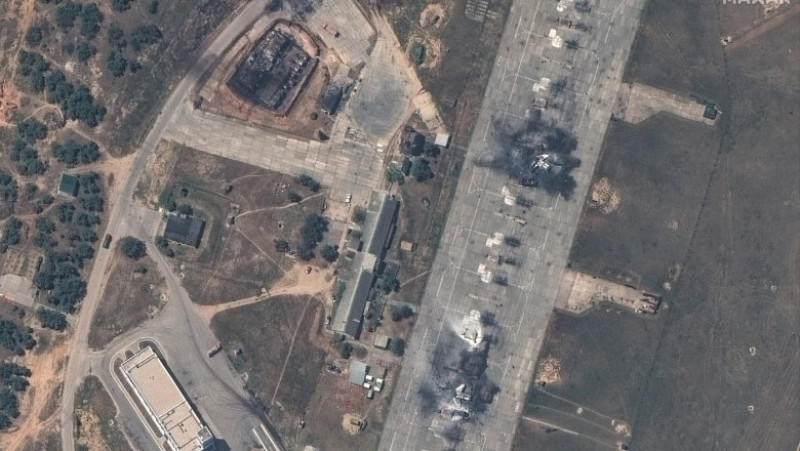 Imaginile din satelit arată efectele atacurilor ucrainene de miercuri asupra bazei aeriene ruse Belbek. FOTO: Profimedia Images