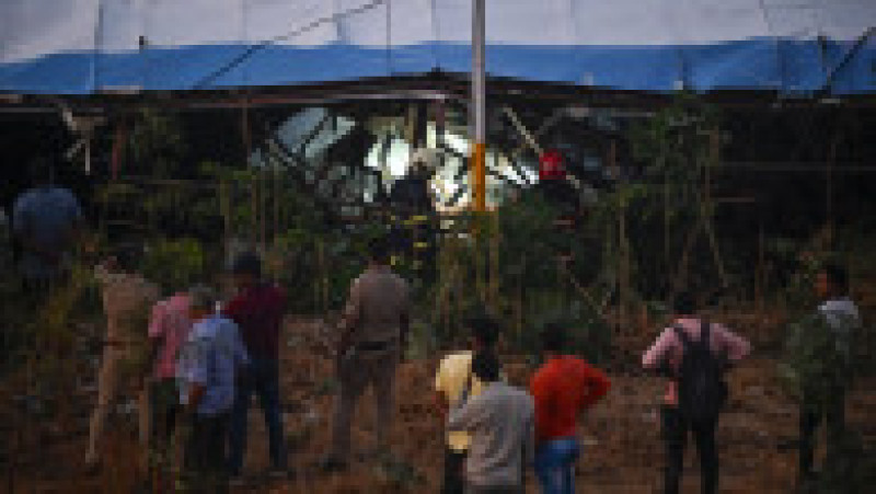 Douăsprezece persoane au fost ucise şi cel puţin 60 au fost rănite când un panou publicitar s-a prăbuşit luni din cauza unei puternice furtuni la Mumbai. Sursa foto: Profimedia Images | Poza 17 din 22