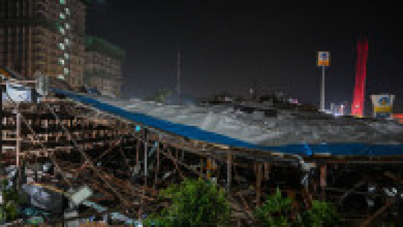 Douăsprezece persoane au fost ucise şi cel puţin 60 au fost rănite când un panou publicitar s-a prăbuşit luni din cauza unei puternice furtuni la Mumbai. Sursa foto: Profimedia Images | Poza 6 din 22