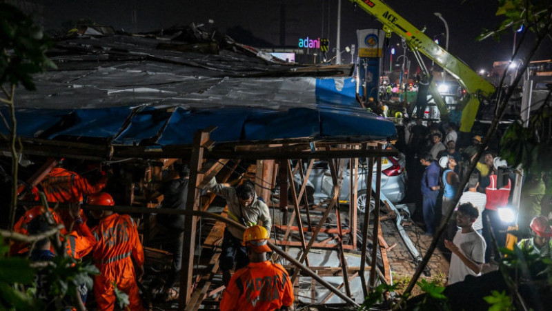 Douăsprezece persoane au fost ucise şi cel puţin 60 au fost rănite când un panou publicitar s-a prăbuşit luni din cauza unei puternice furtuni la Mumbai. Sursa foto: Profimedia Images