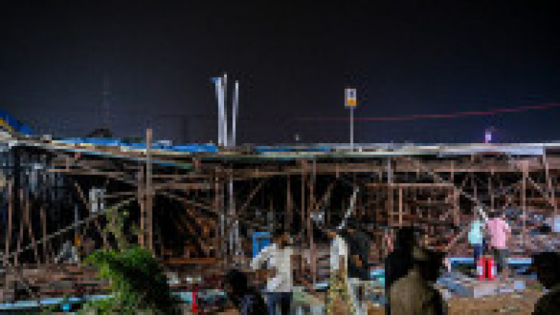 Douăsprezece persoane au fost ucise şi cel puţin 60 au fost rănite când un panou publicitar s-a prăbuşit luni din cauza unei puternice furtuni la Mumbai. Sursa foto: Profimedia Images | Poza 2 din 22