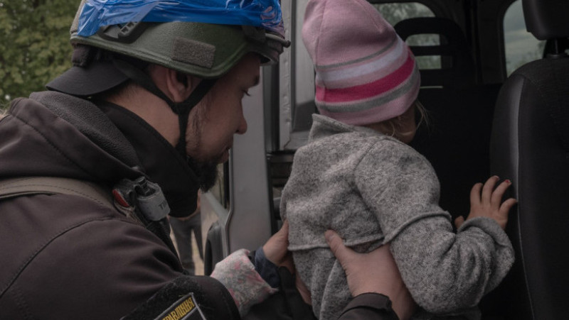 Kievul anunța că a evacuat în jur de 8.000 de oameni din zonele unde au atacat rușii, majoritatea fiind femei, copii și vârstnici. FOTO: Profimedia Images