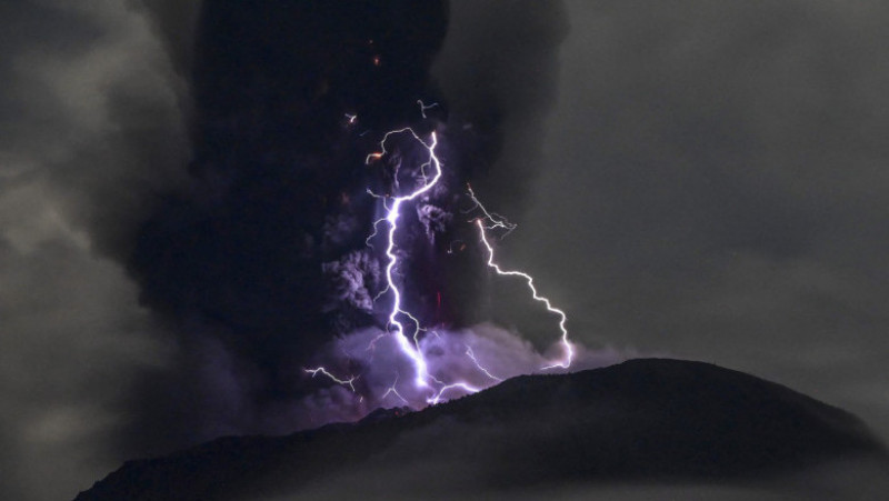Vulcanul Ibu a erupt sâmbătă pe insula Halmahera, în estul Indoneziei. FOTO: Profimedia Images