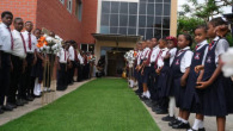 Prințul Harry și Meghan au fost așteptați de elevi la o școală din capitala Nigeriei. Foto: Profimedia | Poza 4 din 7