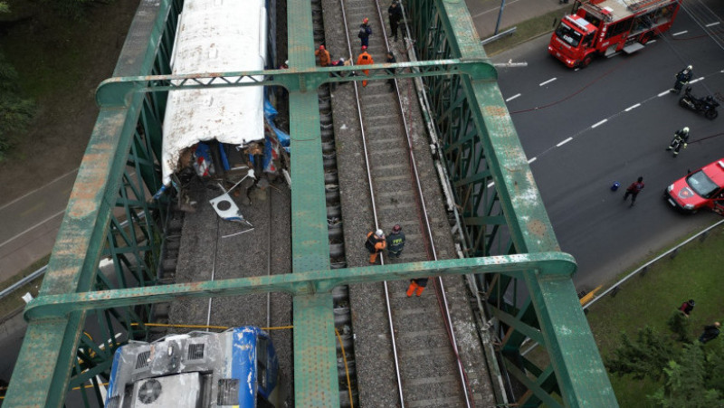 Un tren de navetişti a intrat în coliziune cu un tren de întreţinere a căilor ferate în capitala Buenos Aires. Foto: Profimedia