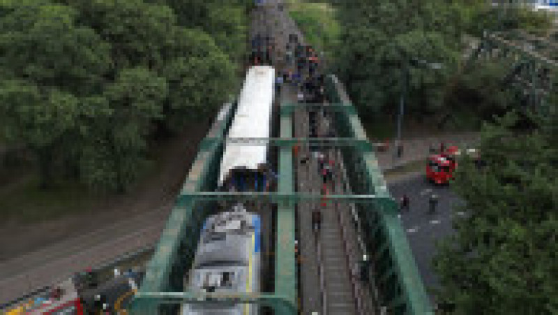 Un tren de navetişti a intrat în coliziune cu un tren de întreţinere a căilor ferate în capitala Buenos Aires. Foto: Profimedia | Poza 5 din 6