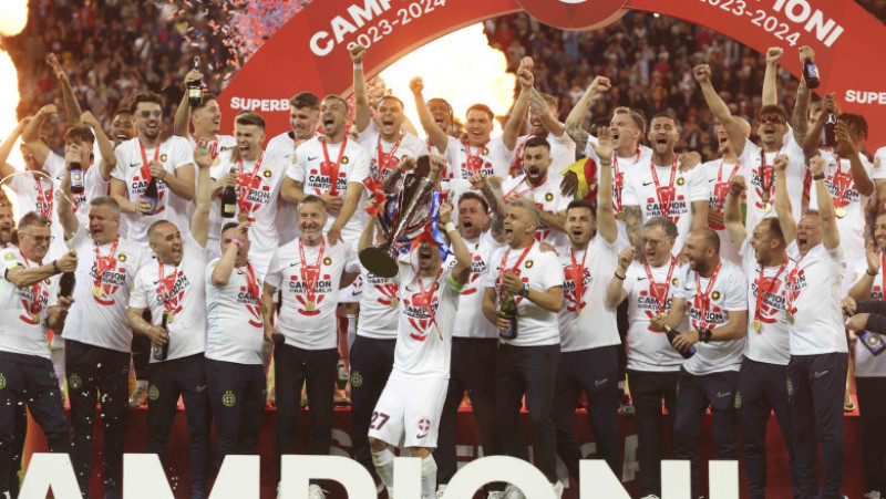 Componenţii echipei FCSB au primit medaliile şi trofeul de campioni ai României, sâmbătă seară, pe Arena Naţională. Foto: Inquam Photos / George Călin