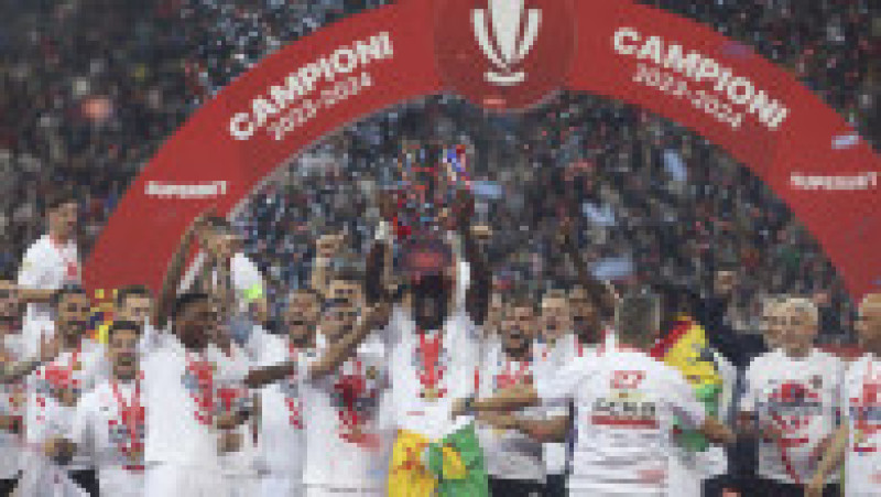 Componenţii echipei FCSB au primit medaliile şi trofeul de campioni ai României, sâmbătă seară, pe Arena Naţională. Foto: Inquam Photos / George Călin | Poza 4 din 7