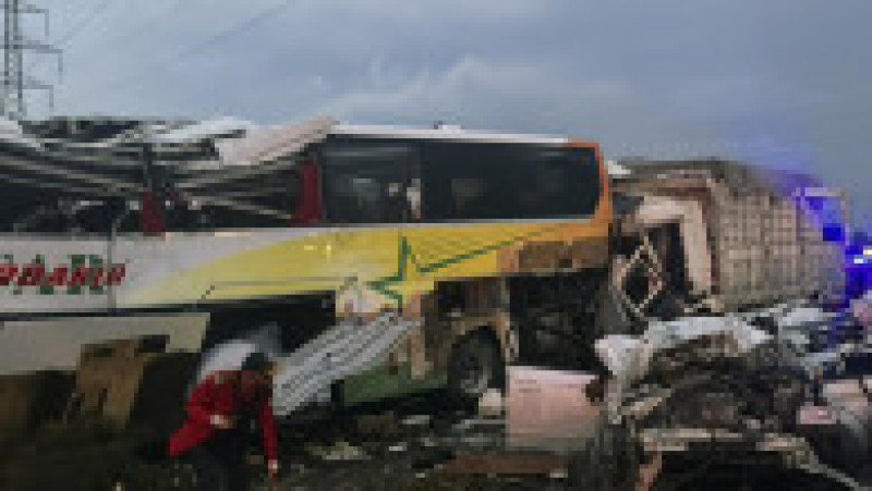Zece persoane au murit şi 40 au fost rănite într-un accident de autocar produs duminică la Mersin, în sudul Turciei. FOTO: Profimedia Images | Poza 1 din 5
