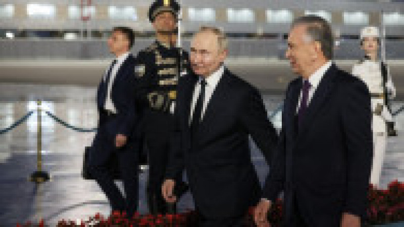 Shavkat Mirziyoyev s-a întâlnit cu Vladimir Putin la sosirea liderului de la Moscova la Taşkent. FOTO: Profimedia Images | Poza 3 din 10