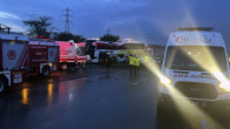 Zece persoane au murit şi 40 au fost rănite într-un accident de autocar produs duminică la Mersin, în sudul Turciei. FOTO: Profimedia Images | Poza 5 din 5