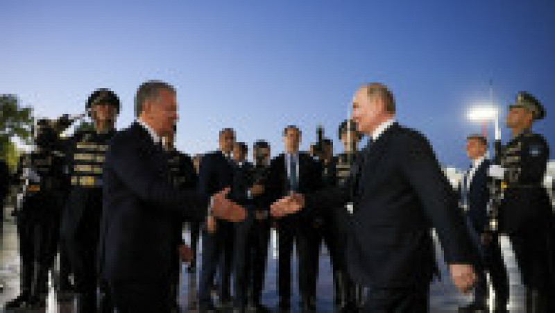 Shavkat Mirziyoyev s-a întâlnit cu Vladimir Putin la sosirea liderului de la Moscova la Taşkent. FOTO: Profimedia Images | Poza 8 din 10