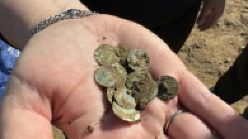 O femeie din Cehia a descoperit o comoară formată din peste 2.150 de monede de argint Foto: Institutul de Arheologie al Academiei Cehe de Științe | Poza 1 din 4