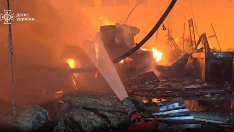 Atacul rusesc a avut loc asupra unui hipermarket de produse de construcţii din Harkov, al doilea oraş ca mărime din Ucraina. FOTO: Profimedia Images/Governor of Kharkiv 