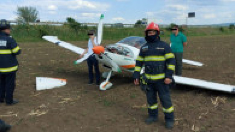 Aterizare forțată pe un câmp din Iași. Sursa foto: Ziarul de Iași | Poza 1 din 3