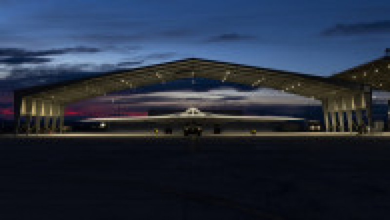 Imagine oficială cu B-21 Raider publicată de USAF în timpul testelor de zbor ale avionului „stealth”. Foto: Profimedia Images | Poza 2 din 8