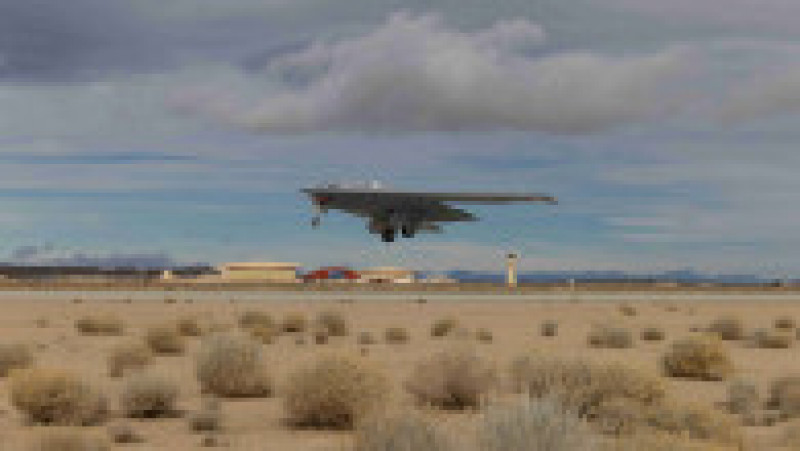 Imagine oficială cu avionul B-21 în teste de zbor publicată de USAF. Foto: Profimedia Images | Poza 1 din 8