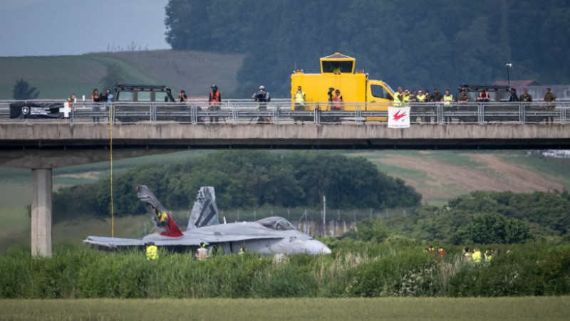 Guvernul a declarat săptămâna trecută că testul a fost necesar deoarece toate activele forţelor aeriene elveţiene sunt concentrate pe trei aerodromuri din Payerne, Meiringen şi Emmen, făcându-le vulnerabile la sistemele de arme inamice cu rază lungă de acţiune. Sursa foto Profimedia Images