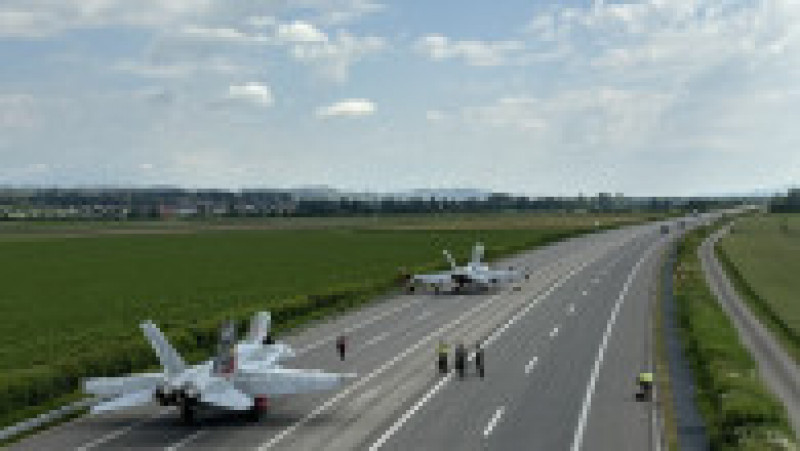 Guvernul a declarat săptămâna trecută că testul a fost necesar deoarece toate activele forţelor aeriene elveţiene sunt concentrate pe trei aerodromuri din Payerne, Meiringen şi Emmen, făcându-le vulnerabile la sistemele de arme inamice cu rază lungă de acţiune. Sursa foto Profimedia Images | Poza 4 din 16