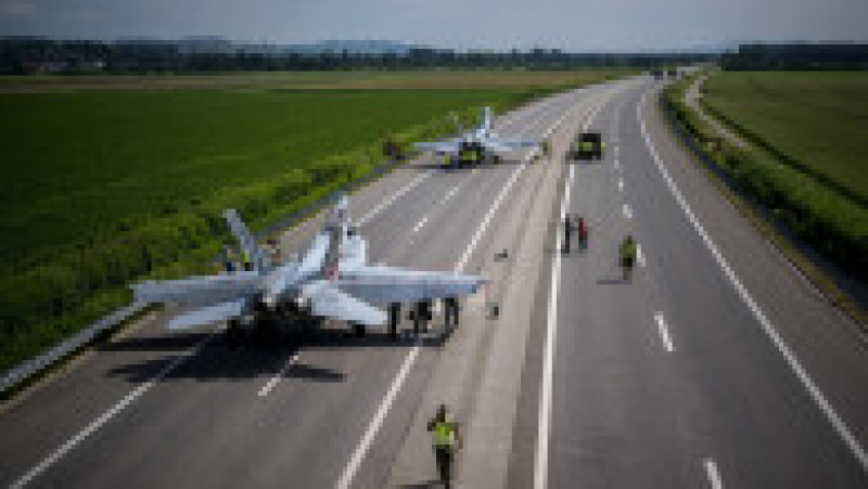 Guvernul a declarat săptămâna trecută că testul a fost necesar deoarece toate activele forţelor aeriene elveţiene sunt concentrate pe trei aerodromuri din Payerne, Meiringen şi Emmen, făcându-le vulnerabile la sistemele de arme inamice cu rază lungă de acţiune. Sursa foto Profimedia Images | Poza 5 din 16