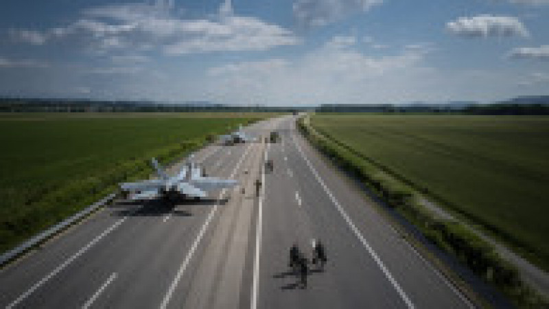 Guvernul a declarat săptămâna trecută că testul a fost necesar deoarece toate activele forţelor aeriene elveţiene sunt concentrate pe trei aerodromuri din Payerne, Meiringen şi Emmen, făcându-le vulnerabile la sistemele de arme inamice cu rază lungă de acţiune. Sursa foto Profimedia Images | Poza 14 din 16