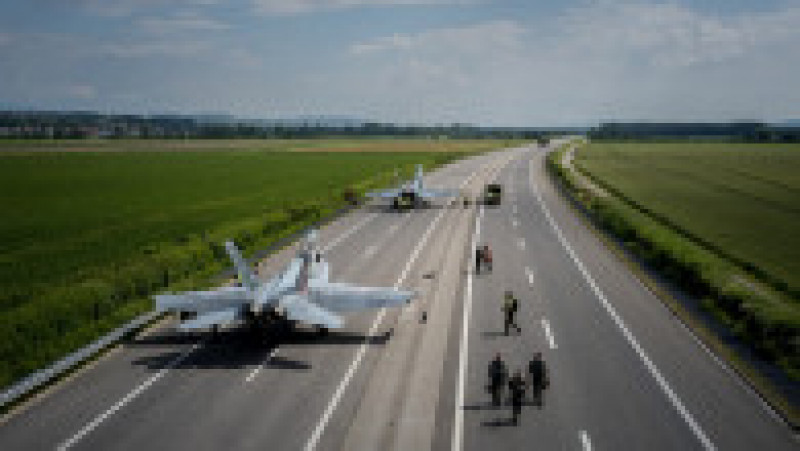 Guvernul a declarat săptămâna trecută că testul a fost necesar deoarece toate activele forţelor aeriene elveţiene sunt concentrate pe trei aerodromuri din Payerne, Meiringen şi Emmen, făcându-le vulnerabile la sistemele de arme inamice cu rază lungă de acţiune. Sursa foto Profimedia Images | Poza 6 din 16