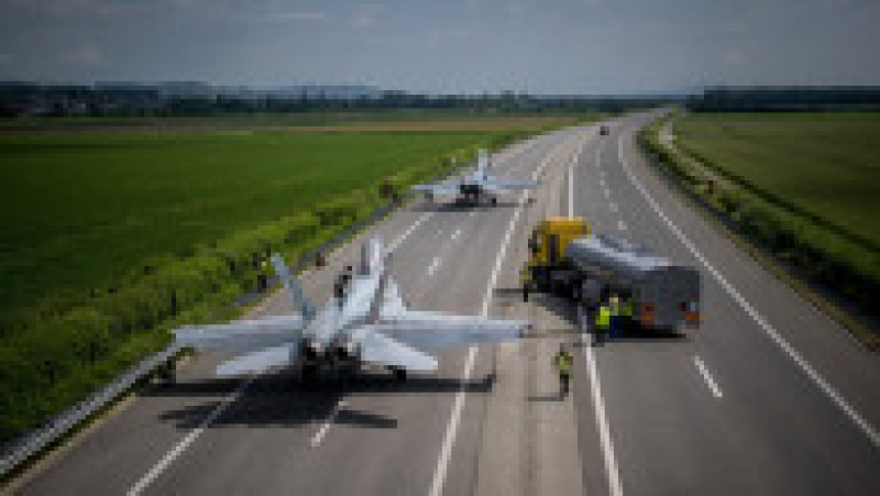 Guvernul a declarat săptămâna trecută că testul a fost necesar deoarece toate activele forţelor aeriene elveţiene sunt concentrate pe trei aerodromuri din Payerne, Meiringen şi Emmen, făcându-le vulnerabile la sistemele de arme inamice cu rază lungă de acţiune. Sursa foto Profimedia Images | Poza 16 din 16