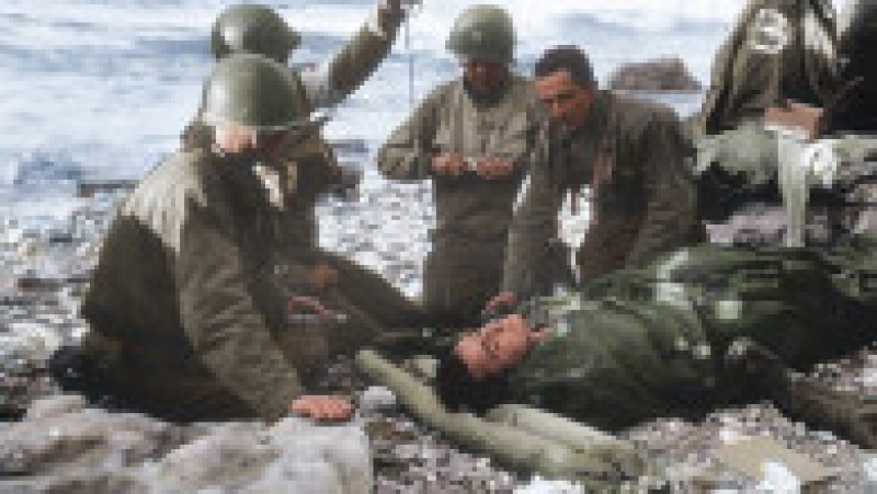 Medicii sanitari îi administrează o perfuzie unui militar american rănit în Normandia. Foto: Profimedia Images | Poza 12 din 16