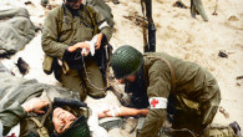 2nd World War, France, Allied landings in Normandy (D-Day, Operation Overlord): US Army medics tend to a wounded man on a stretch of beach.
.
Normandy, 6/6/1944.,Image: 656919293, License: Rights-managed, Restrictions: , Model Release: no | Poza 5 din 16