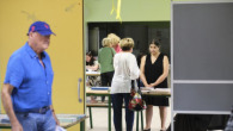 Votanții se adună la o secție de vot pentru europarlamentar în districtul Magenta, din Noumea, în teritoriul Noua Caledonia din Franța. Foto: Profimedia Images | Poza 13 din 25