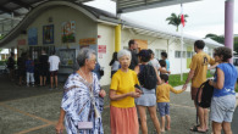 Votanții se adună la o secție de vot pentru europarlamentar în districtul Magenta, din Noumea, în teritoriul Noua Caledonia din Franța. Foto: Profimedia Images | Poza 10 din 25