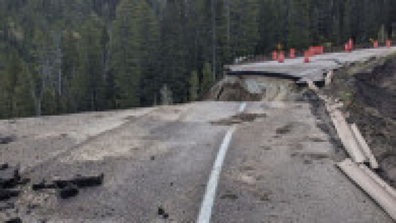 Surparea șoselei a fost cauzată de o alunecare masivă de teren. Sursă foto: WYDOT Teton County | Poza 7 din 8