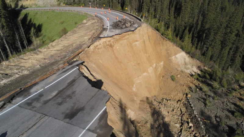 Surparea șoselei a fost cauzată de o alunecare masivă de teren. Sursă foto: WYDOT Teton County