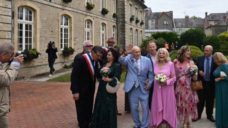 Un american veteran din cel de-al Doilea Război Mondial, în vârstă de 100 de ani, s-a căsătorit cu iubita lui într-o festivitate care a avut loc lângă plajele din Normandia FOTO: Profimedia Images