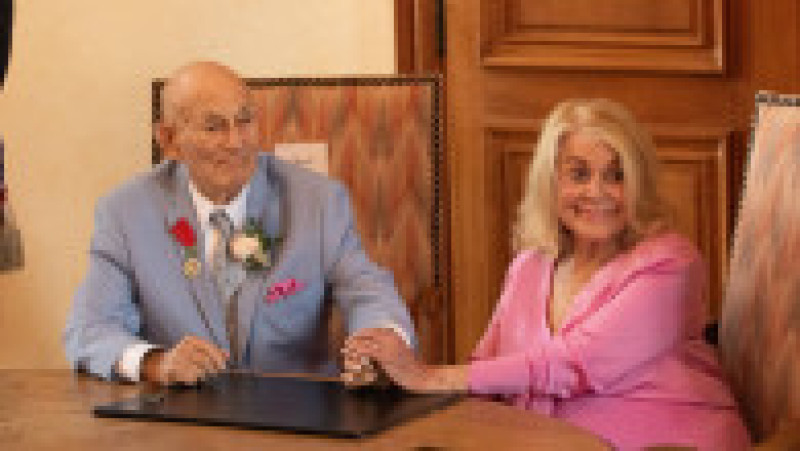 Un american veteran din cel de-al Doilea Război Mondial, în vârstă de 100 de ani, s-a căsătorit cu iubita lui într-o festivitate care a avut loc lângă plajele din Normandia FOTO: Profimedia Images | Poza 3 din 20