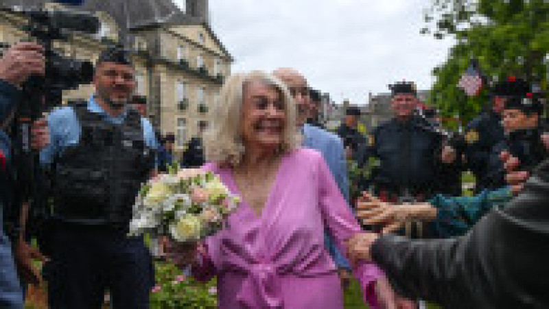 Un american veteran din cel de-al Doilea Război Mondial, în vârstă de 100 de ani, s-a căsătorit cu iubita lui într-o festivitate care a avut loc lângă plajele din Normandia FOTO: Profimedia Images | Poza 5 din 20