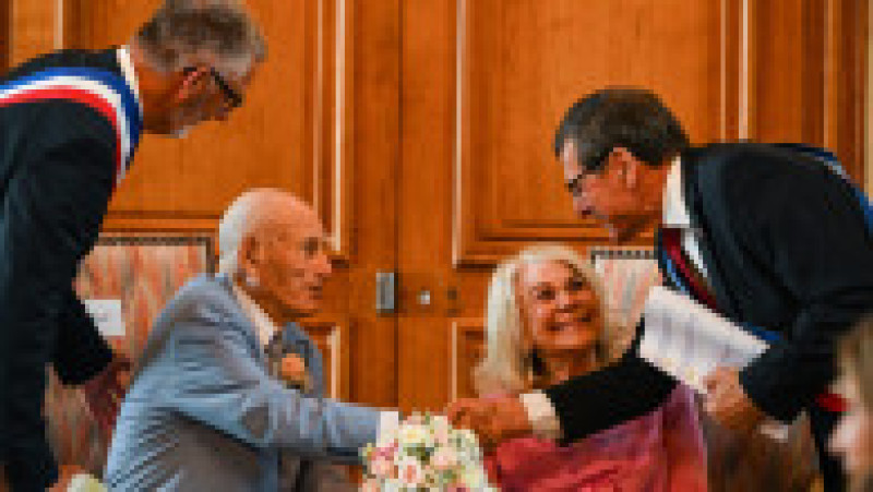 Un american veteran din cel de-al Doilea Război Mondial, în vârstă de 100 de ani, s-a căsătorit cu iubita lui într-o festivitate care a avut loc lângă plajele din Normandia FOTO: Profimedia Images | Poza 12 din 20