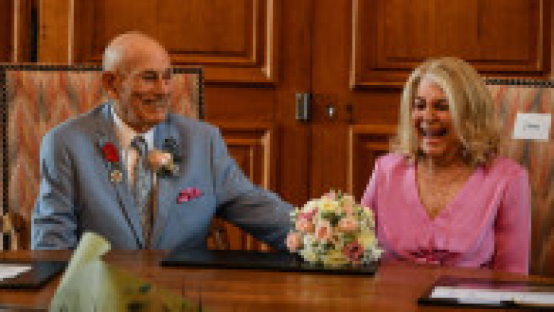 Un american veteran din cel de-al Doilea Război Mondial, în vârstă de 100 de ani, s-a căsătorit cu iubita lui într-o festivitate care a avut loc lângă plajele din Normandia FOTO: Profimedia Images | Poza 10 din 20