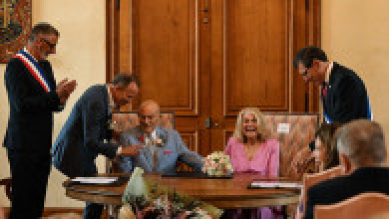 Un american veteran din cel de-al Doilea Război Mondial, în vârstă de 100 de ani, s-a căsătorit cu iubita lui într-o festivitate care a avut loc lângă plajele din Normandia FOTO: Profimedia Images | Poza 11 din 20