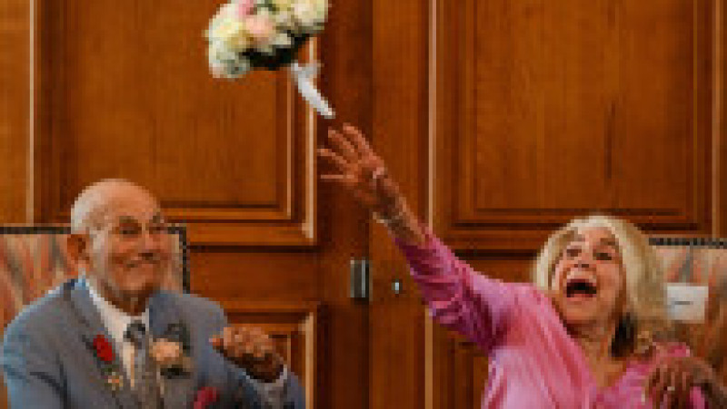 Un american veteran din cel de-al Doilea Război Mondial, în vârstă de 100 de ani, s-a căsătorit cu iubita lui într-o festivitate care a avut loc lângă plajele din Normandia FOTO: Profimedia Images | Poza 13 din 20