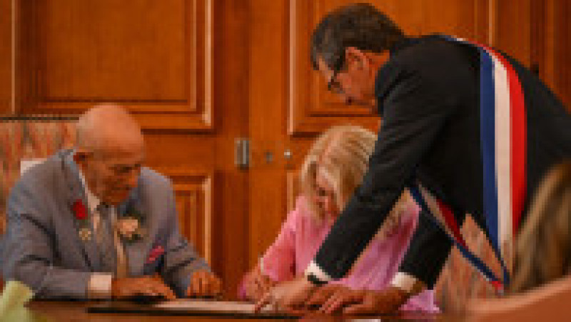 Un american veteran din cel de-al Doilea Război Mondial, în vârstă de 100 de ani, s-a căsătorit cu iubita lui într-o festivitate care a avut loc lângă plajele din Normandia FOTO: Profimedia Images | Poza 14 din 20