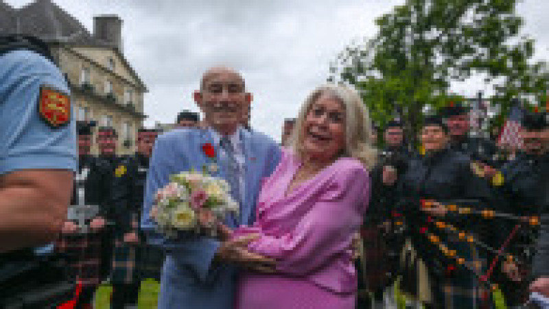 Un american veteran din cel de-al Doilea Război Mondial, în vârstă de 100 de ani, s-a căsătorit cu iubita lui într-o festivitate care a avut loc lângă plajele din Normandia FOTO: Profimedia Images | Poza 8 din 20
