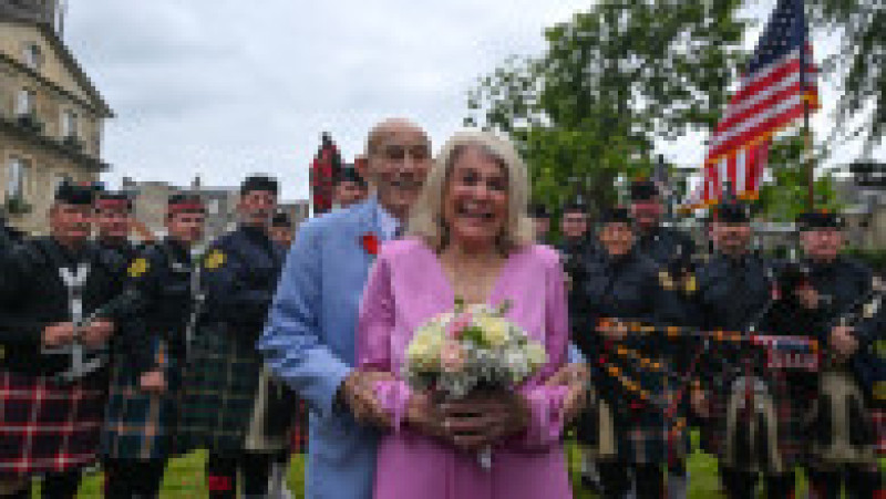 Un american veteran din cel de-al Doilea Război Mondial, în vârstă de 100 de ani, s-a căsătorit cu iubita lui într-o festivitate care a avut loc lângă plajele din Normandia FOTO: Profimedia Images | Poza 6 din 20