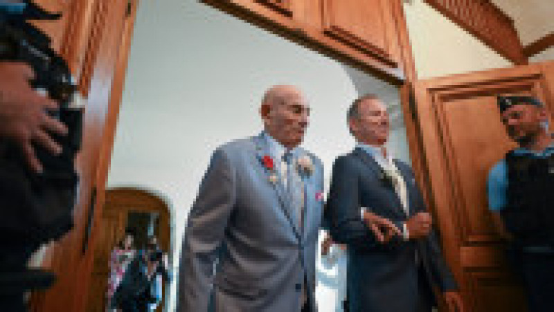 Un american veteran din cel de-al Doilea Război Mondial, în vârstă de 100 de ani, s-a căsătorit cu iubita lui într-o festivitate care a avut loc lângă plajele din Normandia FOTO: Profimedia Images | Poza 7 din 20