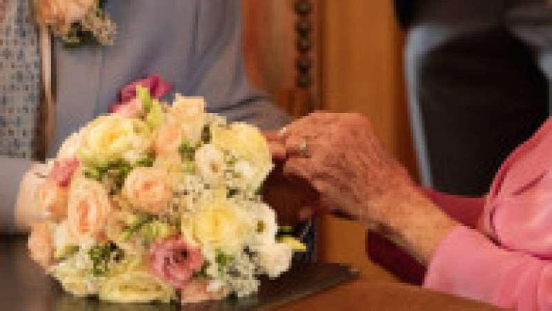 Un american veteran din cel de-al Doilea Război Mondial, în vârstă de 100 de ani, s-a căsătorit cu iubita lui într-o festivitate care a avut loc lângă plajele din Normandia FOTO: Profimedia Images | Poza 18 din 20