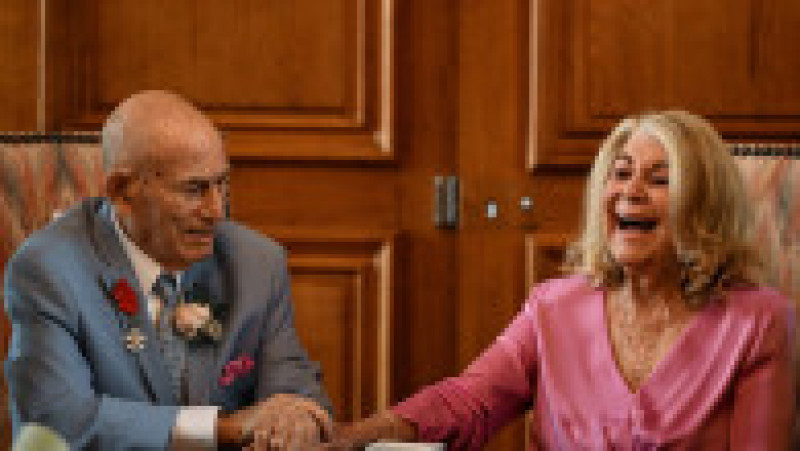 Un american veteran din cel de-al Doilea Război Mondial, în vârstă de 100 de ani, s-a căsătorit cu iubita lui într-o festivitate care a avut loc lângă plajele din Normandia FOTO: Profimedia Images | Poza 15 din 20