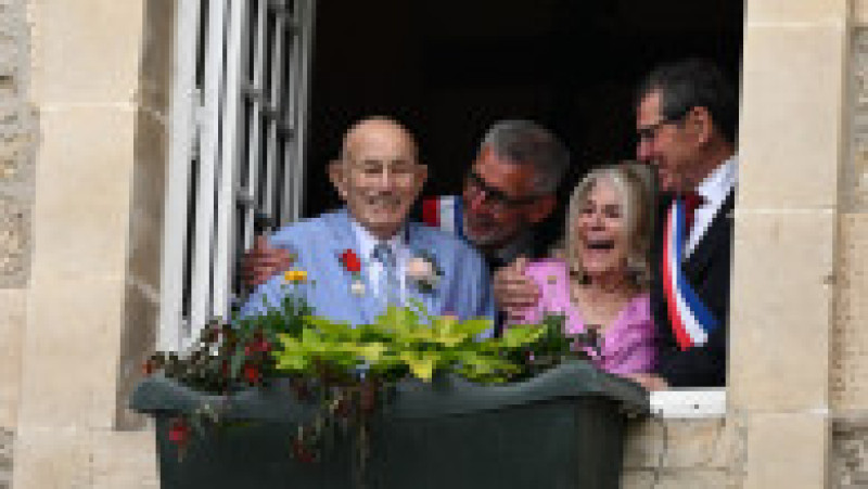 Un american veteran din cel de-al Doilea Război Mondial, în vârstă de 100 de ani, s-a căsătorit cu iubita lui într-o festivitate care a avut loc lângă plajele din Normandia FOTO: Profimedia Images | Poza 16 din 20