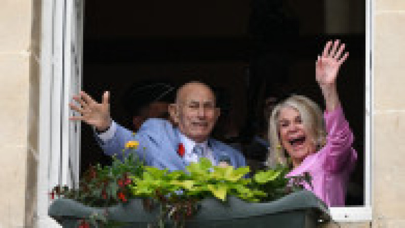 Un american veteran din cel de-al Doilea Război Mondial, în vârstă de 100 de ani, s-a căsătorit cu iubita lui într-o festivitate care a avut loc lângă plajele din Normandia FOTO: Profimedia Images | Poza 17 din 20